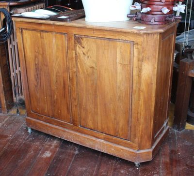 une armoire en bois sur laquelle est posé un faitout