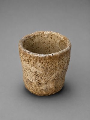 une petite tasse posée sur une table