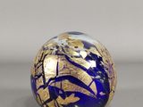 boule en verre bleue et dorée ornée d'un motif en feuille d'or