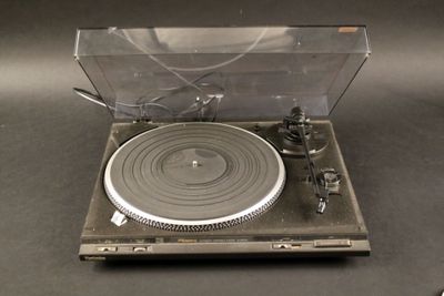 une platine sur laquelle est posé un tourne-disque