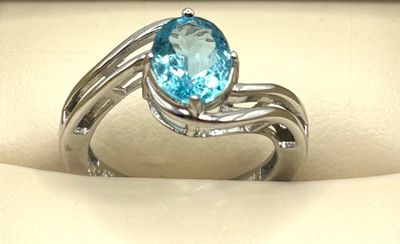 une image d'une bague avec une pierre en topaze bleue