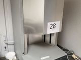 une machine posée sur une table