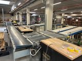 un tapis roulant au milieu d'une usine