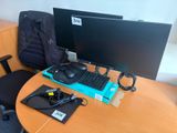 un bureau équipé de deux écrans et d'un clavier