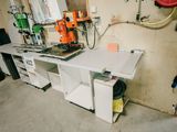 une photo d'un établi dans un garage avec des outils dessus