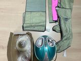 un sac contenant divers objets, posé sur une table