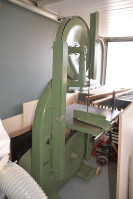 a machine that is sitting in the middle of a room