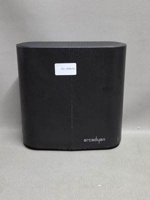 un gros plan d'une enceinte noire posée sur une surface blanche