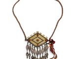 gros plan d'un collier sur fond blanc