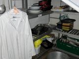 une chemise blanche suspendue à un cintre dans une cuisine
