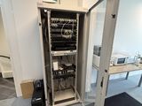 une grande armoire métallique contenant tout un tas de fils