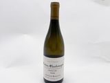 une bouteille de vin posée sur une table