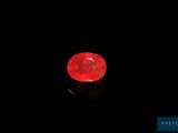 gros plan d'un diamant rouge sur une surface noire