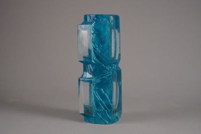 une bouteille en plastique bleue munie d'une poignée, posée sur une surface blanche