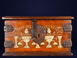 une boîte en bois décorée d'un motif