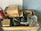 une boîte remplie de chaussures et d'autres objets
