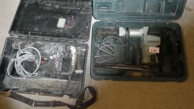 deux outils dans une mallette posée par terre