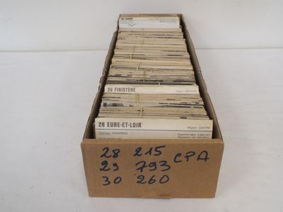 une boîte remplie de livres posée sur une table blanche