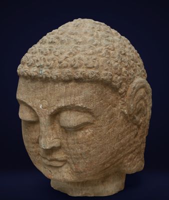 statue représentant la tête d'une personne aux yeux fermés