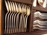 plusieurs fourchettes et cuillères dans un étui sur la table