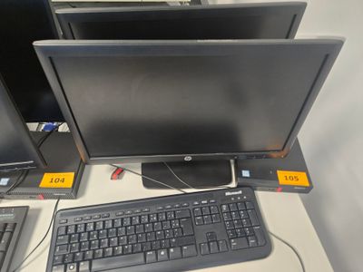 trois écrans d'ordinateur et un clavier posés sur un bureau