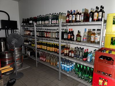 de nombreuses bouteilles d'alcool sur les étagères de la pièce