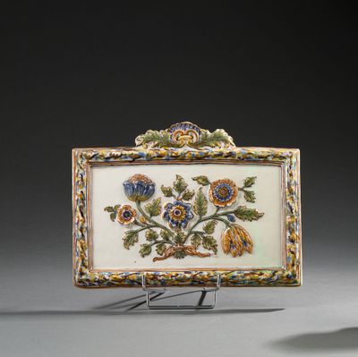 une boîte richement décorée de fleurs et de feuilles, posée sur un socle