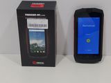 une boîte et un téléphone portable posés l'un à côté de l'autre