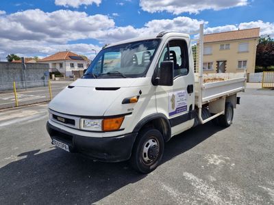un camion blanc garé sur le parking