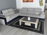 un salon avec un canapé et une table basse