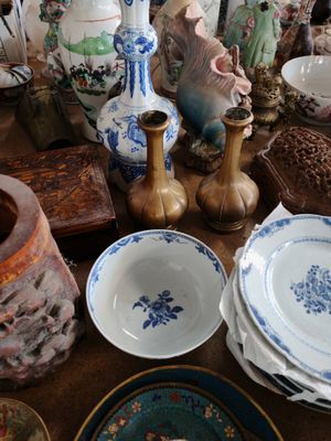 de nombreuses assiettes et vases posés sur une table