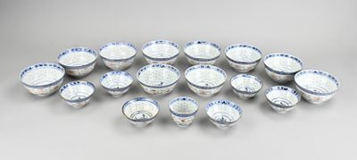 un ensemble de bols bleus et blancs posés sur une table