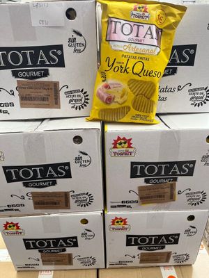 plusieurs paquets de chips sont empilés les uns sur les autres
