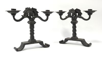 paire de candélabres anciens en fonte sur pied