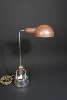 une image représentant une lampe de bureau munie d'un cordon d'alimentation