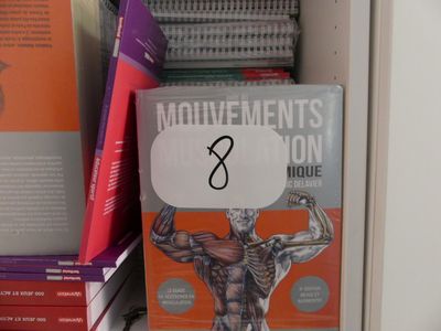 un livre sur lequel figure la photo d'un homme musclé