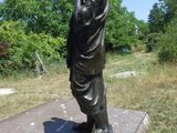 une statue représentant une femme debout sur une table