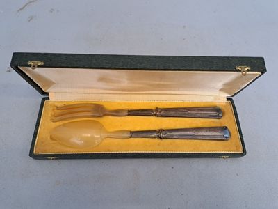 une boîte contenant un couteau, une fourchette et une cuillère