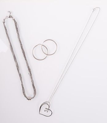 Réunion de bijoux d'argent. Comprenant : un collier multiran…