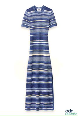 une robe rayée pour femme suspendue à un cintre sur fond blanc