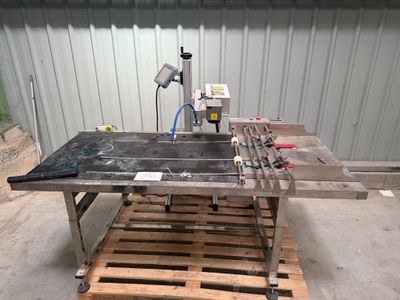 une machine posée sur une palette dans un entrepôt