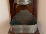 une grande casserole en métal posée sur une chaise en bois