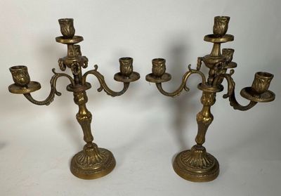 paire de chandeliers anciens en laiton avec figurines et bougies
