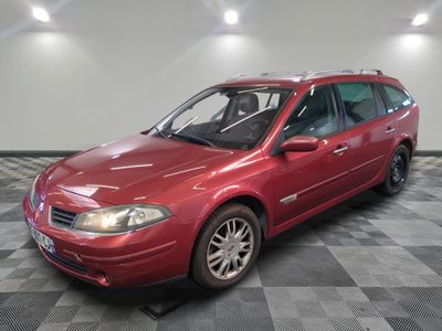 la photo d'une voiture rouge garée dans un garage