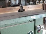 a machine that is sitting on a table in a room