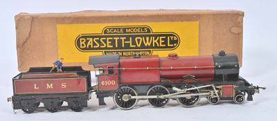 un petit train qui se trouve à côté d'une boîte