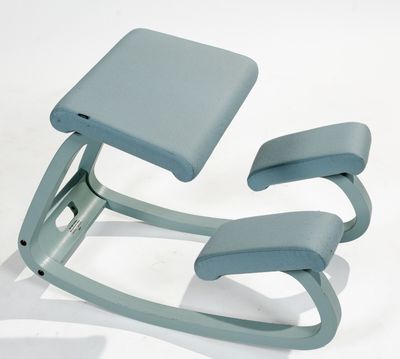 une chaise bleue posée sur une surface blanche