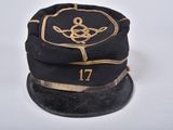 un chapeau noir orné d'un emblème doré