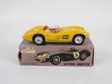 une petite voiture jaune posée sur une boîte