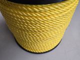 une corde jaune surmontée d'une bobine noire